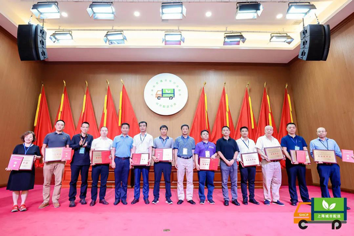 上嘉CEO杜庆东上台接受授牌和证书