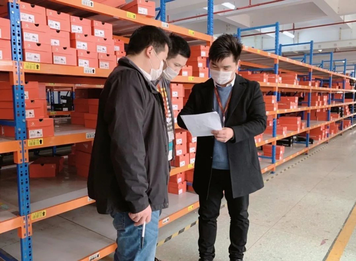 上嘉物流仓储管理者现场了解情况